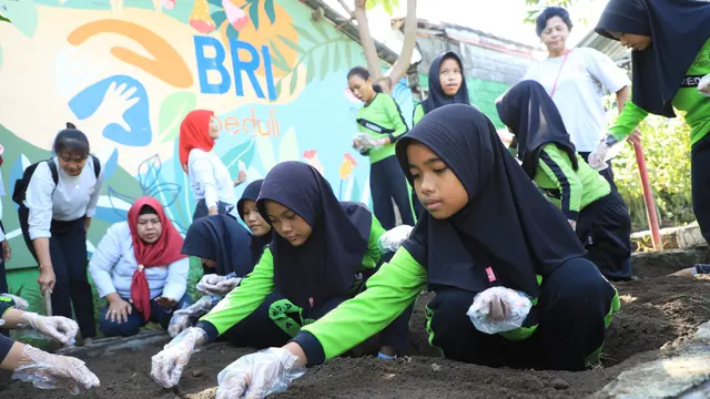 Peringati Hari Anak Nasional, BRI Ajak Siswa SD Belajar Hidroponik di BRINita Padukuhan Mrican
