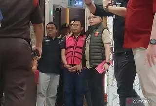 Mantan Wakil Kepala BGN Bidang Operasional Pemenuhan Gizi Sony Sonjaya (tengah) digiring oleh petugas menuju mobil tahanan usai ditetapkan tersangka dalam kasus dugaan tindak pidana korupsi tata kelola program Makan Bergizi Gratis (MBG) pada BGN tahun 2025-2026 di Gedung Jampidsus Kejagung, Jakarta, Rabu (3/6/2026) (Antara)