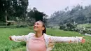 Sawah, menjadi salah satu tempat yang menyenangkan bagi Angela Gilsha. Ia bisa menimati udara segar. (Foto: Instagram/@angelagilsha)