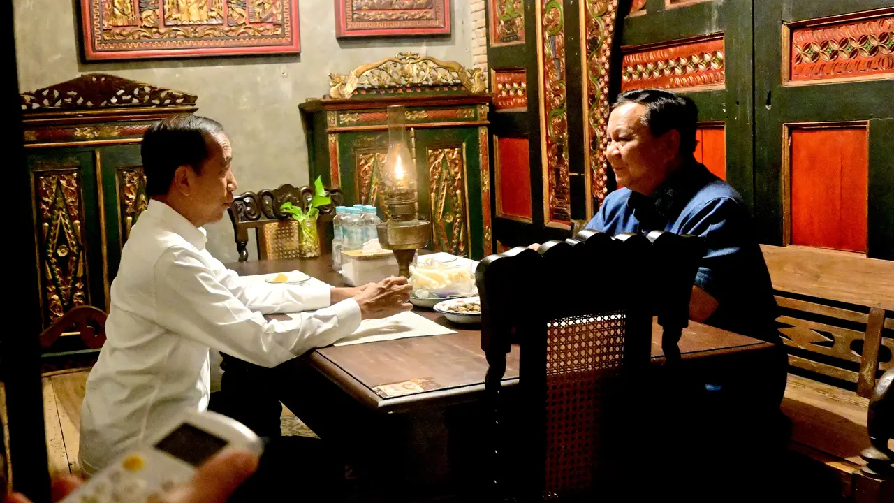 Presiden Republik Indonesia (RI) Prabowo Subianto mengadakan pertemuan dengan Presiden ke-7 RI, Joko Widodo (Jokowi), pada Minggu malam, 3 November 2024. Keduanya makan malam di restoran di Kota Solo.