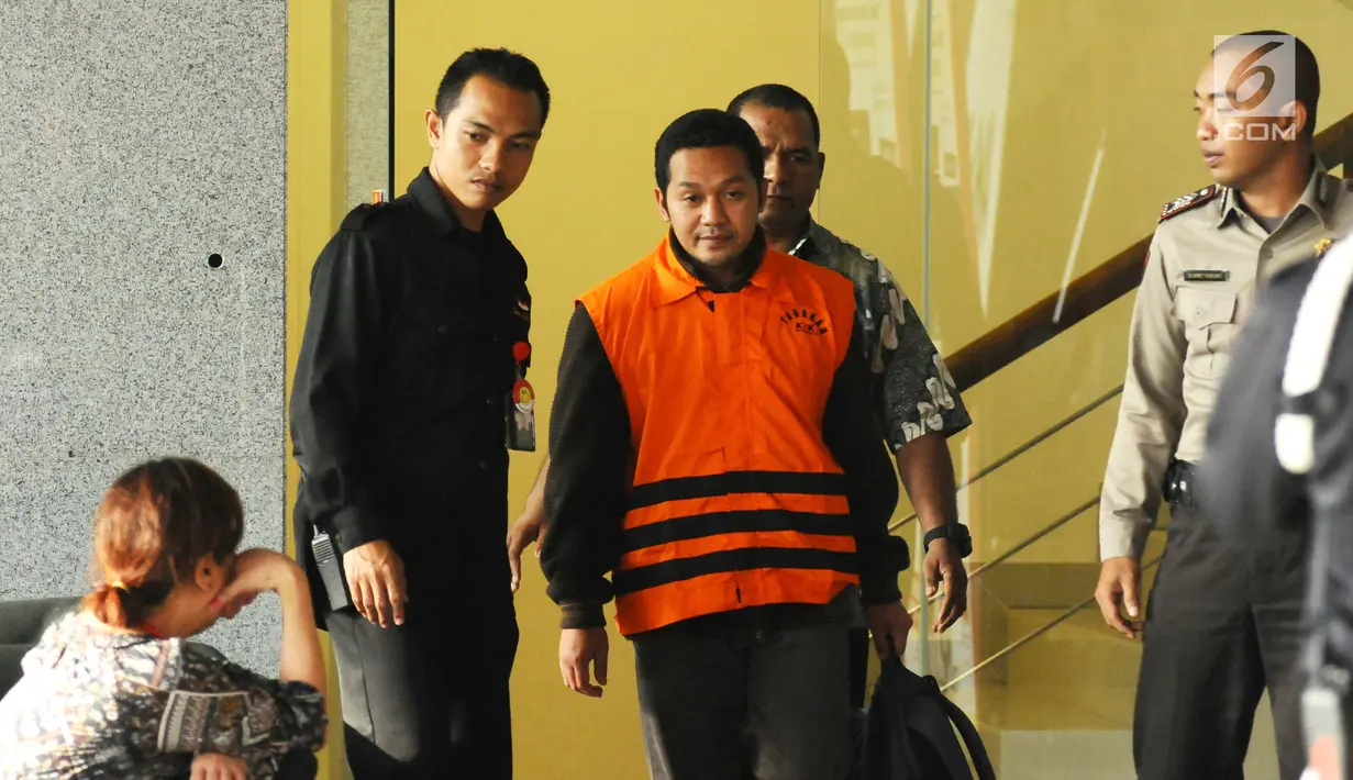 Kanit Layanan Pengadaan Barang dan Jasa Pemkot Batu, Edi Setyawan usai pemeriksaan di Gedung KPK, Jakarta, Minggu (17/9). Edi diduga menerima suap terkait proyek pengadaan barang dan jasa di kantor Wali Kota Batu. (Liputan6.com/Helmi Fithriansyah)