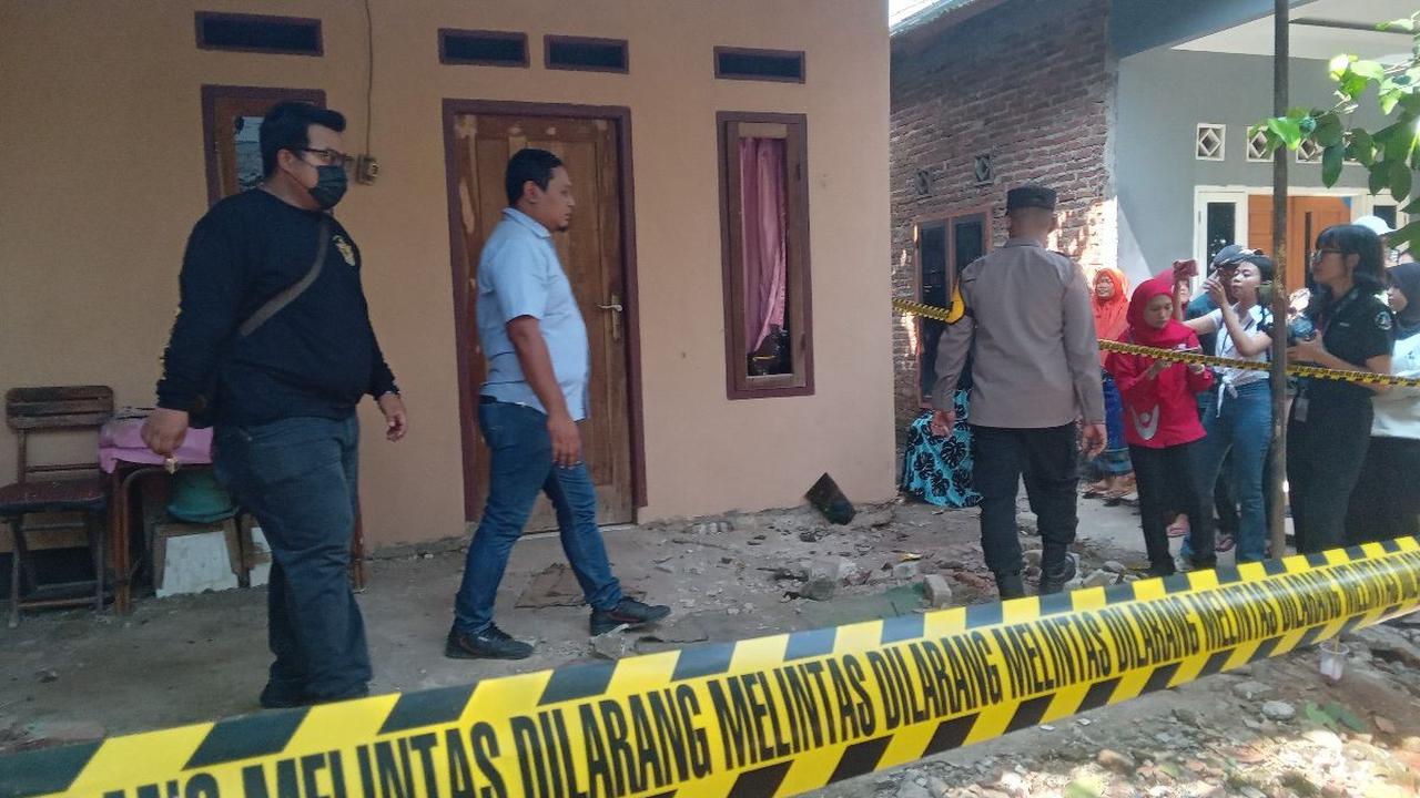 "Terkait pedofil masih kami dalami terus dan kami harus lakukan pemeriksaan terhadap saksi dan warga sekitar," katanya.<br>