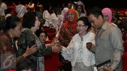 Pendiri Yayasan Puteri Indonesia (YPI), Mooryati Soedibyo (kedua kanan) saat menghadiri nonton bareng film Kartini di kawasan Senayan, Jakarta, Jumat (7/4). (Liputan6.com/Herman Zakharia)