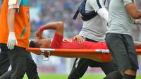 Gelandang Timnas Indonesia U-22, Kadek Agung, ditandu setelah mengalami luka gores di lutut kanannya pada uji coba kontra Arema di Stadion Kanjuruhan, Malang, Minggu (10/2/2019). (Bola.com/Iwan Setiawan)