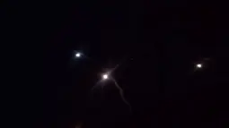 Gambar foto dari rekaman video televisi Iran memperlihatkan roket yang diluncurkan dari Iran ke arah pangkalan militer AS di Ein-al Asad di Irak, (8/1/2020).  Iran menembakkan "lebih dari selusin" rudal balistik ke arah markas militer Amerika di Irak. (HO / IRIB / AFP)