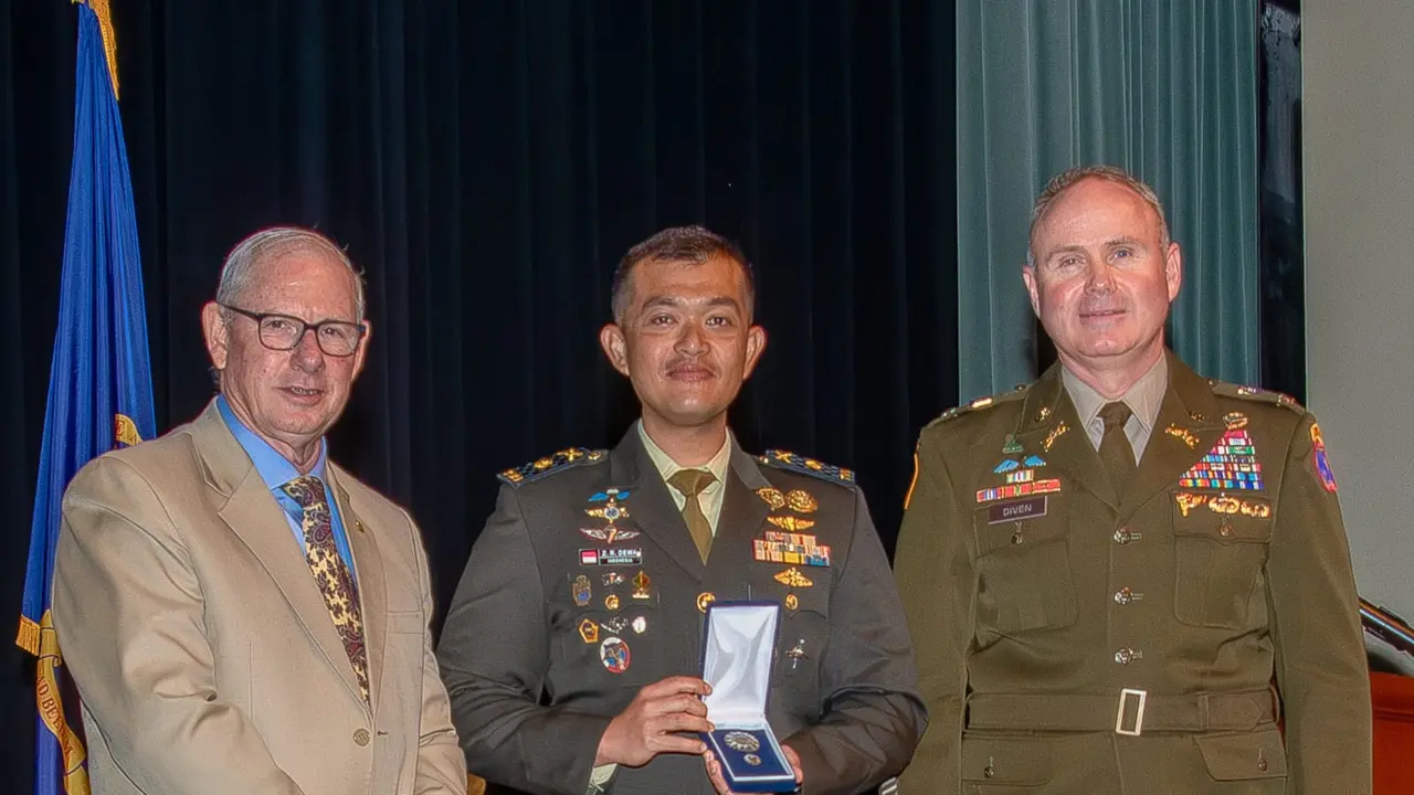 Mayor Inf Dr. Zulfikar Rakita Dewa lulus US Army Command and General Staff College.