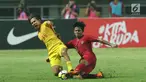 Bek Timnas Indonesia U-19, Firza Andika (kanan) berebut bola dengan pemain China U-19, Qinhan Sun pada laga PSSI 88th U-19 International Tournament di Stadion Pakansari, Cibinong, Selasa (25/9). Indonesia kalah 0-3. (Liputan6.com/Helmi Fithriansyah)