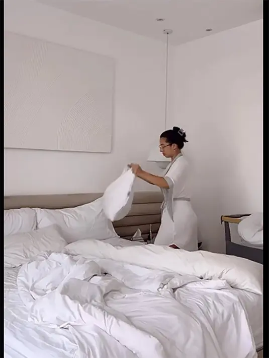 Melalui video singkat di waktu pagi, Jennifer terlihat melakukan berbagai kegiatan. Dari mulai mengurus anak-anak hingga membereskan pekerjaan rumah. Potret Jennifer saat membereskan kamar tidur. [Instagram/jenniferbachdim]