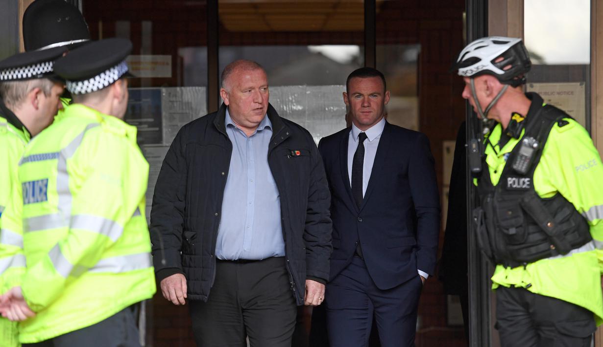 Selain dilarang mengemudi Wayne Rooney juga harus menerima denda melakukan kerja sosial selama 100 hari oleh pengadilan Stockport Magsitrates, Inggris (18/9/2017). Hukuman tersebut karena Rooney kedapatan mabuk saat mengemudi. (AFP/Paul Ellis)