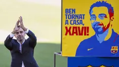 Pelatih baru Barcelona Xavi Hernandez melambai ke penonton saat presentasi resminya di stadion Camp Nou, Spanyol, Senin (8/11/2021). Xavi, yang berkembang di lini tengah Barcelona bersama Messi dan Andres Iniesta, secara resmi diperkenalkan sebagai pelatih Barcelona. (AP Photo/Joan Monfort)