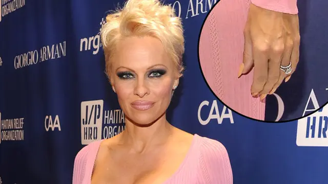 Pamela Anderson Ungkap Pahitnya Perceraian Lewat Rangkaian Kata