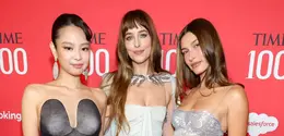 Jennie juga terlihat berpose bersama Dakota Johnson dan Hailey Bieber, menciptakan visual trio yang tak kalah memukau. [@celebmomentshq].