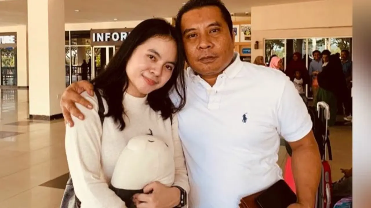 Yayu Indah Maharani (19) mahasiswi asal Kota Kendari yang sempat terisolasi di Wuhan, saat berpose bersama orang tuanya.(Liputan6.com/Ahmad Akbar Fua)