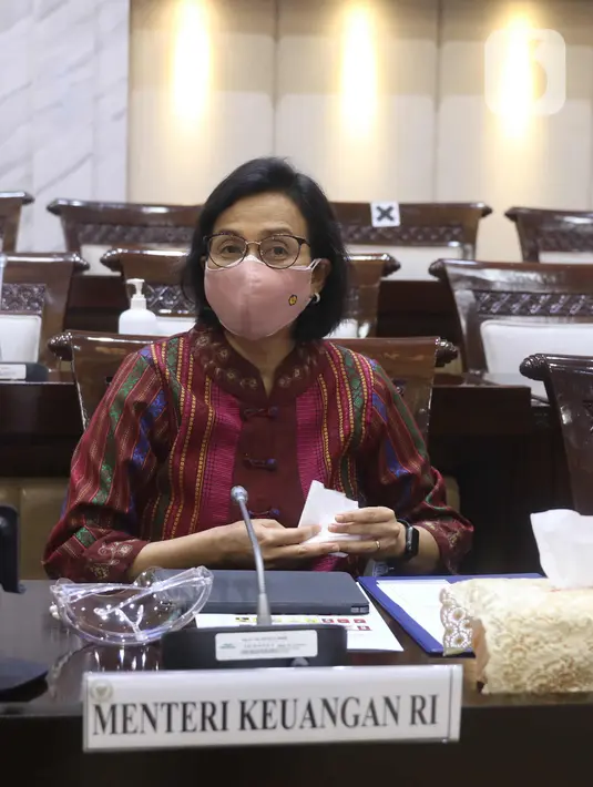 Menkeu Sri Mulyani mengikuti rapat kerja dengan Komisi XI DPR di Kompleks Parlemen, Senayan, Jakarta, Senin (15/3/2021). Rapat membahas konsultasi terkait usulan perubahan pengelompokan/skema barang kena pajak berupa kendaraan bermotor yang dikenai PPnBM. (Liputan6.com/Angga Yuniar)