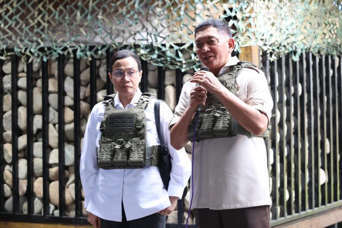 9 Polwan Bersenjata Lengkap Siaga Penuh Jaga Sri Mulyani di Daerah Rawan Konflik Nduga Papua