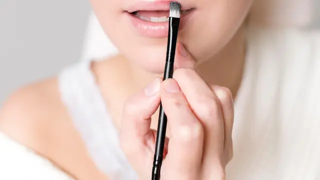 5. Rapikan dan Tegaskan Garis Bibir
