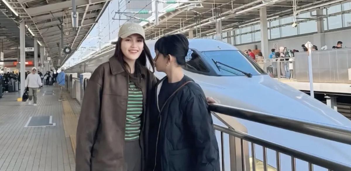 Ayu Ting Ting Pamer Gaya Mewah di Jepang dengan Tiga Tas Branded, Begini Penampilannya
