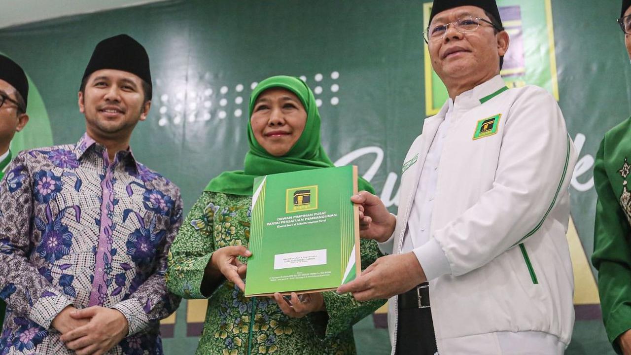 Plt Ketua Umum Partai Persatuan Pembangunan (PPP) Muhamad Mardiono memberikan suratt rekomendasi kepada pasangan Khofifah Indar Parawansa-Emil Dardak di DPP PPP oleh, Jakarta, Jumat (12/7/2024).  PPP resmi memberikan dukungan kepada pasangan Khofifah-Emil