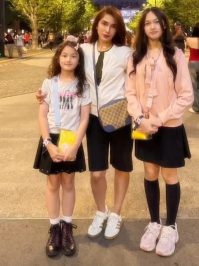 Ussy Sulistiawaty dan Shakeela Eleanor Ameera dan Sheva Elmira Lorrenia. [@ussypratama]