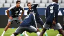 Pemain Prancis, Antoine Griezmann dan Raphael Varane saat melakukan sesi latihan jelang laga UEFA Nations League di Munich, Jerman, Rabu (5/9/2018). Prancis akan berhadapan dengan Jerman. (AFP/Franck Fife)