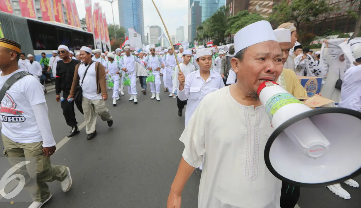 Suasana Parade Tauhid di kawasan Bundaran HI, Jakarta, Minggu (16/8/2015). Parade Tauhid yang diikuti berbagai organisasi massa Islam ini digelar dalam rangka mensyukuri kemerdekaan RI yang ke 70 tahun. (Liputan6.com/Faizal Fanani)
