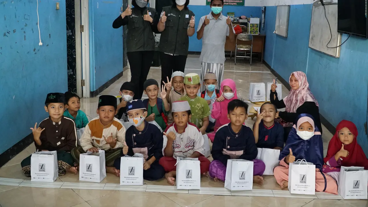 PT SIER membagikan paket takjil ke Panti Asuhan Yayasan Al Fatimah Surabaya. (Dian Kurniawan/Liputan6.com)