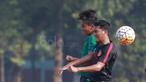 Duel pemain Timnas Indonesia U-16 dan pemain Timnas Pelajar U-15 pada laga uji coba di Stadion Atang Sutesna, Cijantung, Rabu (17/5/2017). Timnas Indonesia U-16 menang 5-1. (Bola.com/Nicklas Hanoatubun)