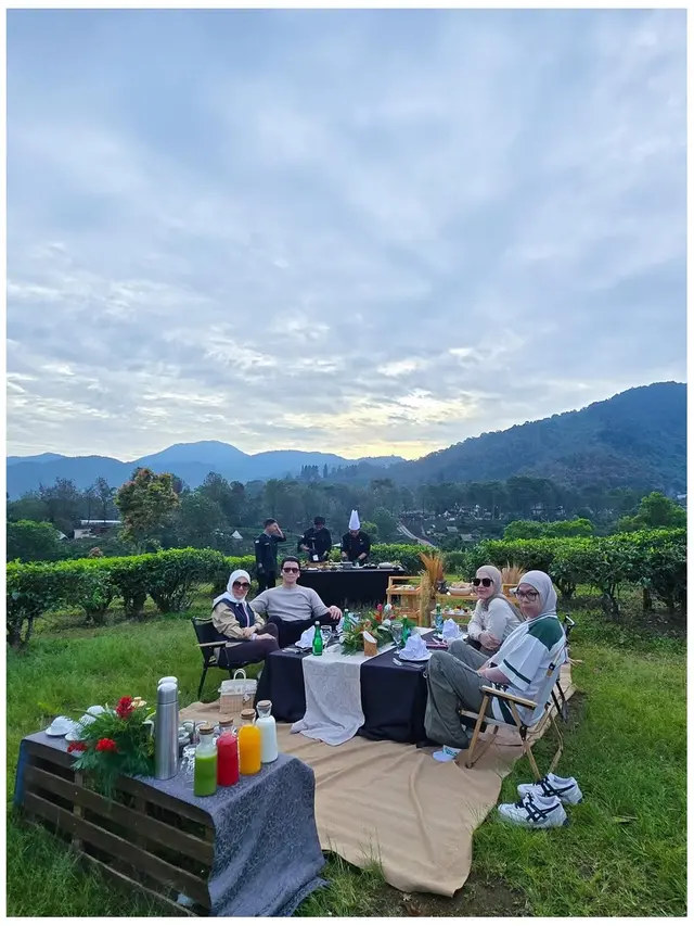 6 Potret Piknik Mewah Syahrini dan Reino Barack, Nikmati Sarapan di Kebun Teh