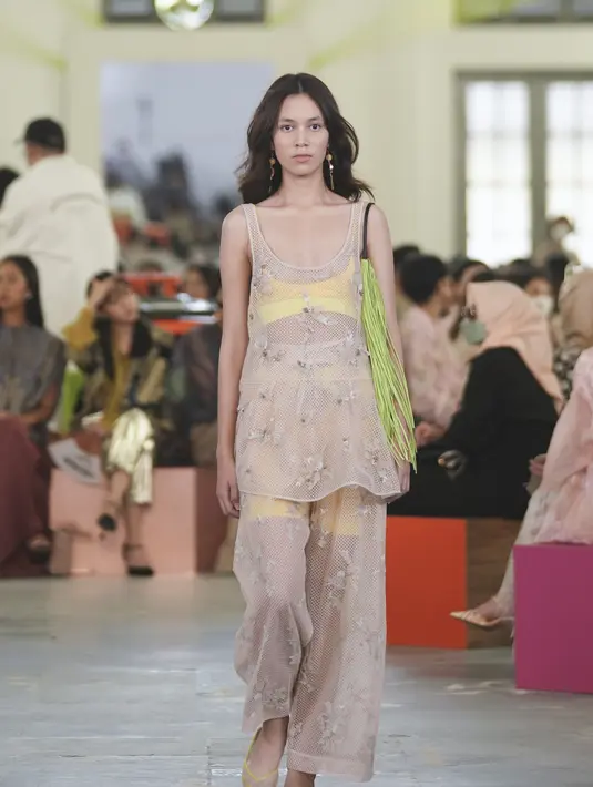 <p>Sapto ingin mengesampingkan formalitas dengan pakaian yang bervolume, nyaman, dan relaks melalui koleksi Spring Summer 2023. Lewat koleksi ini, Sapto ingin memberi kebebasan berpakaian dari beragam karakter untuk mengekspresikan individualisme mereka sendiri. Foto: Document/Sapto Djojokartiko.</p>