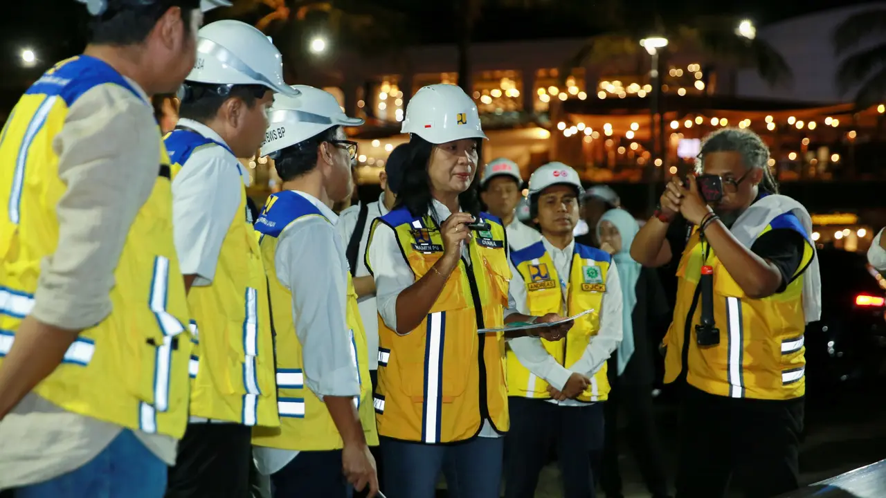Wamen PU Diana Kusumastuti meninjau progres proyek konservasi sejumlah pantai di Bali, dalam program Bali Beach Conservation Project Phase II (BBCP 2). (Foto: Kementerian PU)