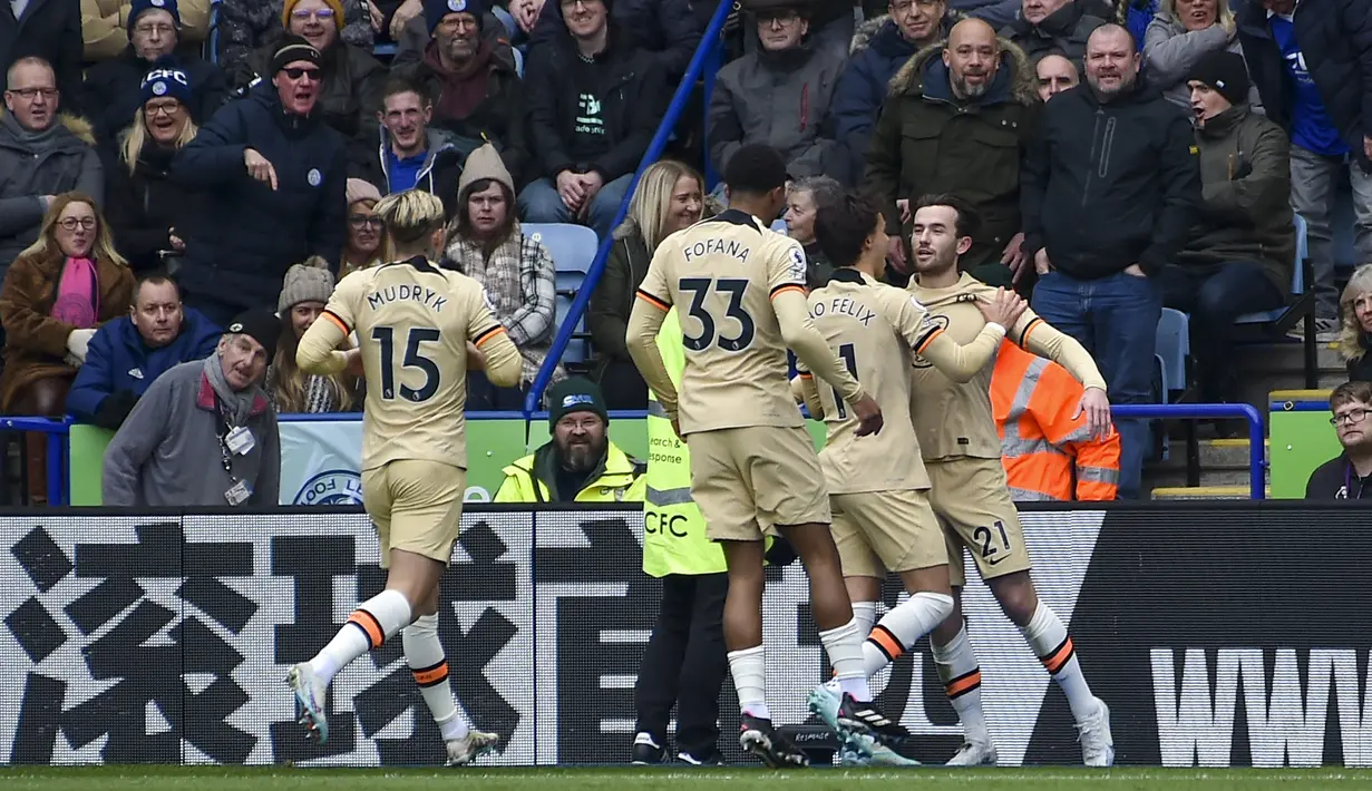 Bek Chelsea, Ben Chilwell (kanan) diberi selamat oleh rekan setimnya setelah mencetak gol ke gawang Leicester City pada pertandingan lanjutan Liga Inggris di stadion King Power di Leicester, Inggris, Minggu (12/3/2023). Hasil ini membuat Chelsea masih menempati peringkat ke-10 klasemen dengan raihan 37 poin dari 26 laga. (AP Photo/ Rui Vieira)