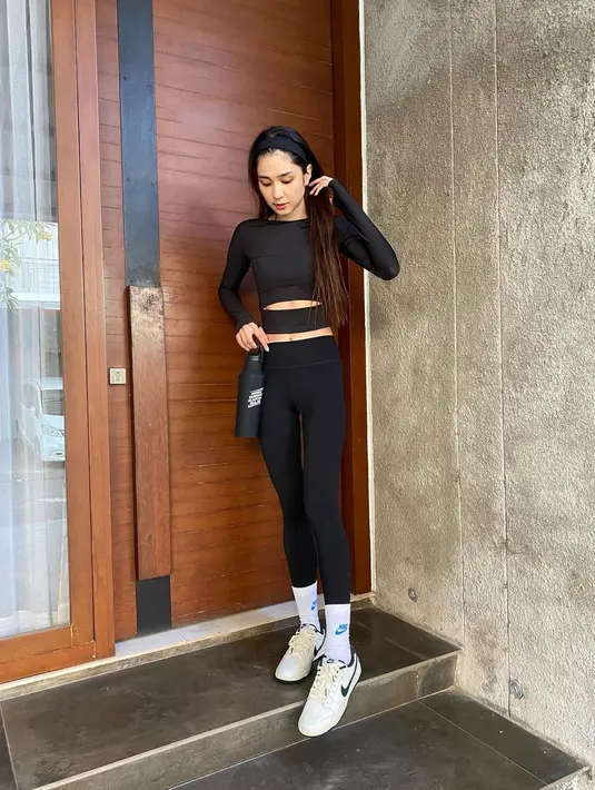OOTD satu ini jadi cara lain Mikha Tambayong flexing body goals. Ia kenakan wrapped long sleeve dengan legging hitam. Sneakers putih dan ankle socks bikin Mikha tampil lebih jenjang [@miktambayong]