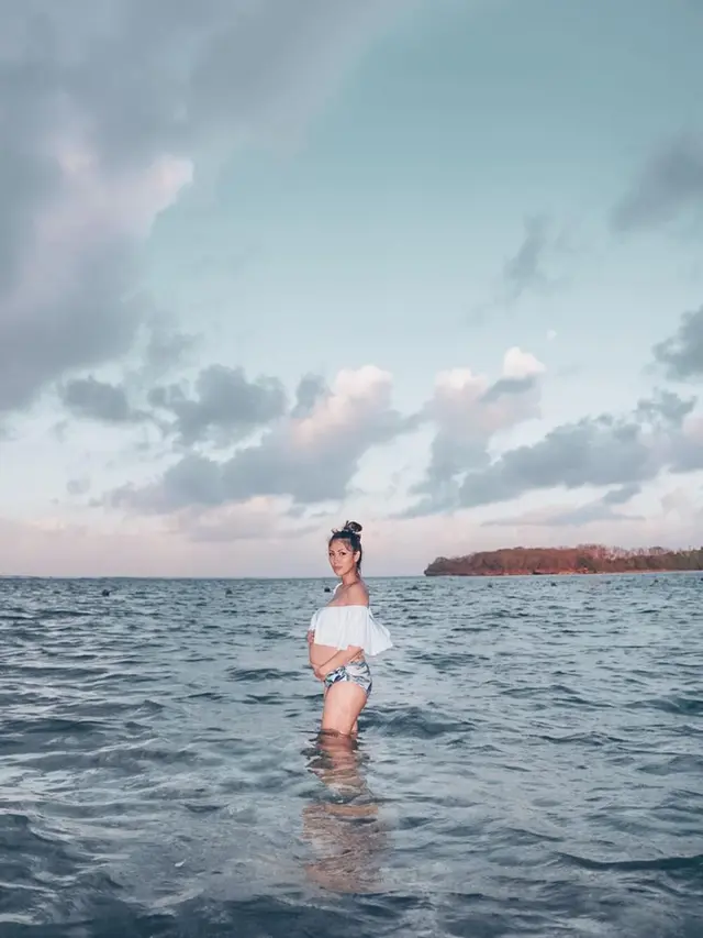 Gaya Maternity Shoot 6 Ratu FTV Tanah Air dengan Berbagai Tema, Menawan