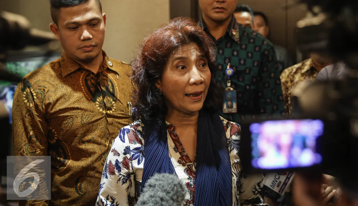 Menteri Kelautan dan Perikanan, Susi Pudjiastuti memberikan keterangan pers usai menerima Menteri Pertanian Malaysia Dato Shabery Cheek (ketiga kiri) di Kementerian Kelautan dan Perikanan, Jakarta, Jumat (29/4/2016). (Liputan6.com/Faizal Fanani)