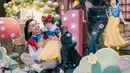 Tema Snow White pun diaplikasikan pada dekorasi hingga konstum yang dikenakan. Tentu, Xandraya yang sedang berulang tahun tampil menggemaskan mengenakan konstum Snow White yang indentik dengan warna biru dan kuning.  [@sitibadriahh]