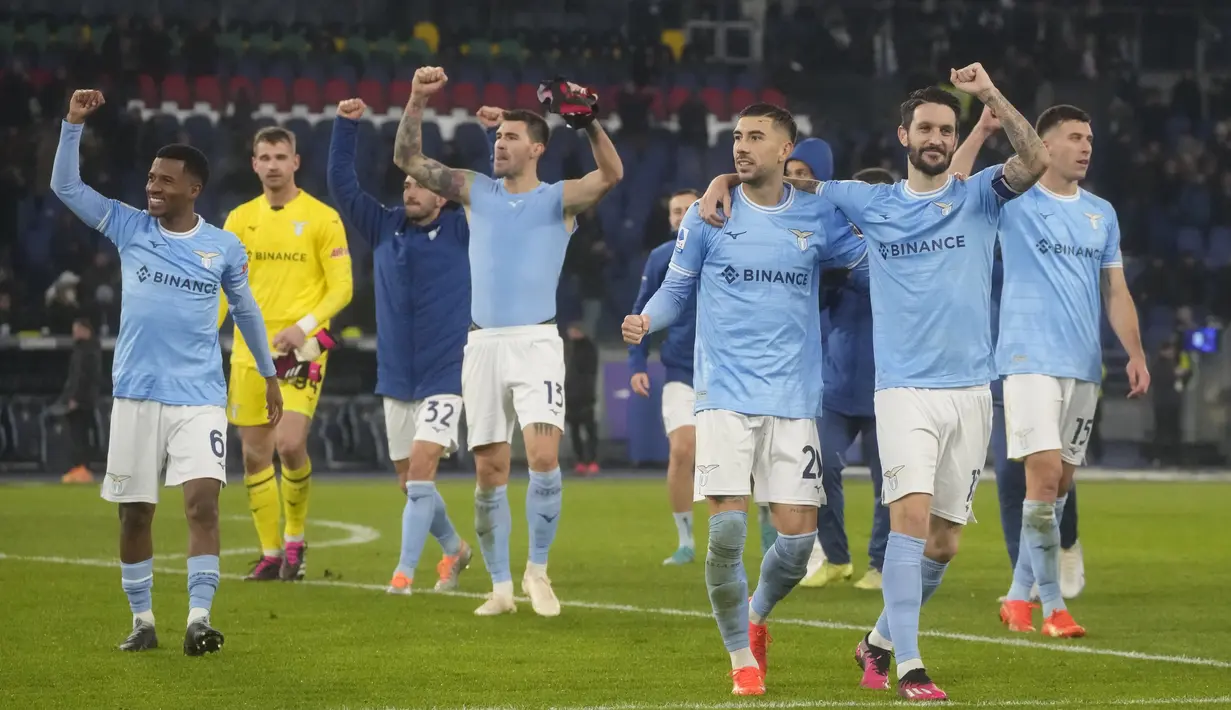 Para pemain Lazio merayakan kemenangan atas AC Milan pada laga Liga Italia di Stadion Olimpico, Roma,(24/1/2023). Kemenangan ini juga mendongkrak Lazio naik ke peringkat ketiga klasemen sementara Liga Italia dengan 37 poin. Sementara itu, Milan masih tertahan di peringkat dua dengan poin 38. (AP Photo/Gregorio Borgia)