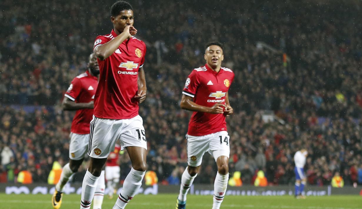 Pemain Manchester United, Marcus Rashford (kiri) memborong dua gol untuk kemenangan timnya atas Basel di Old Trafford stadium, Manchester, (12/9/2017).  MU menang 4-1. (AP/Frank Augstein)