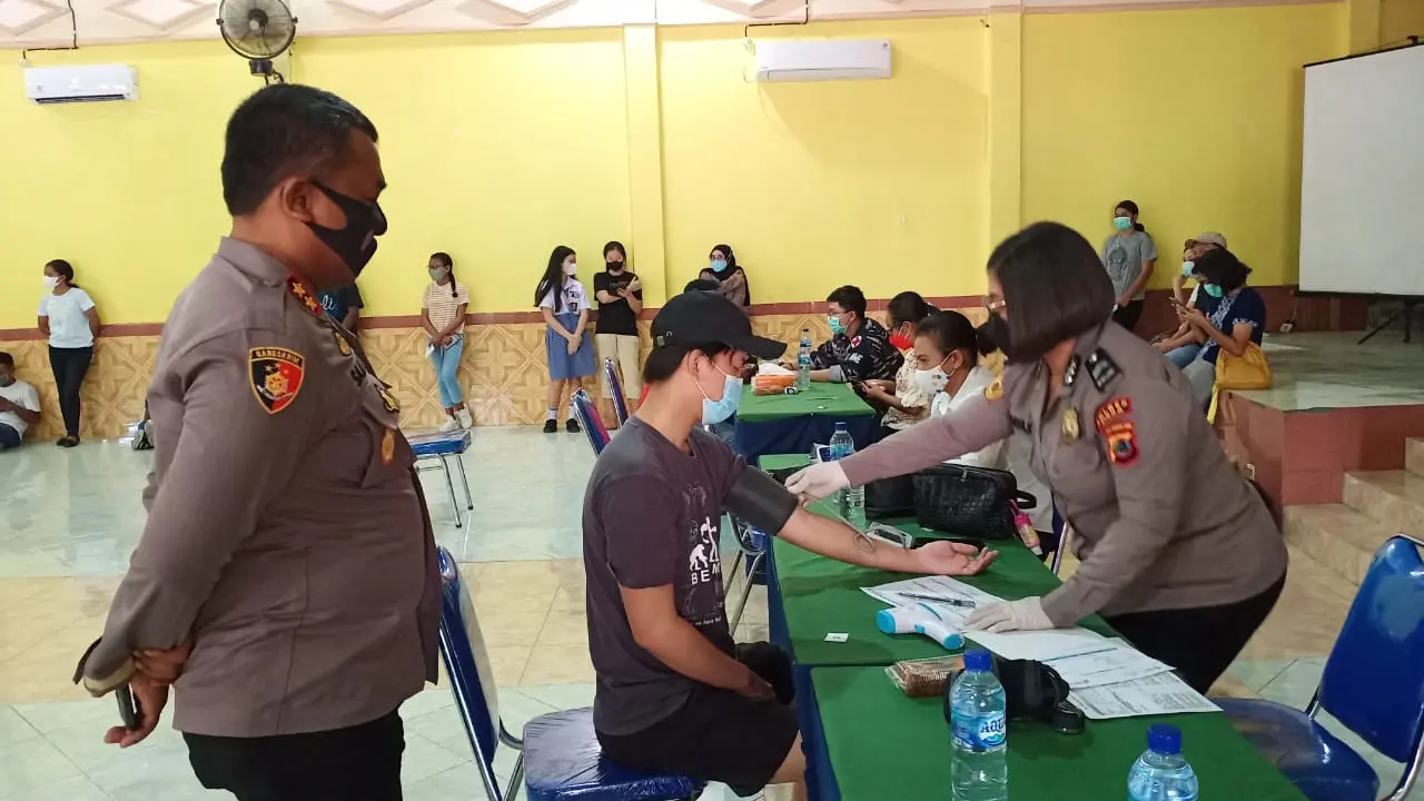 Kapolres sikka AKBP Sajimin, S.I.K., M.H., memenatau langsung jalanya vaksinasi Covid-19 di aulah Kemala Hikmah Polres Sikka.(Liputan6.com/Dionisius Wilibardus)