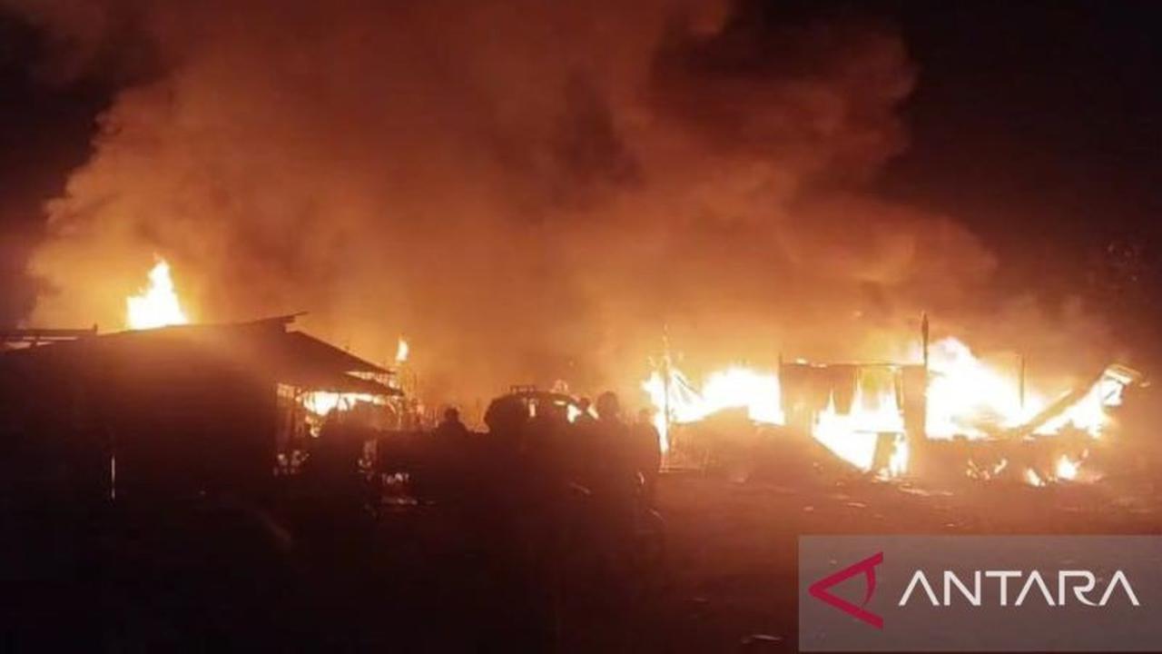 Kebakaran Besar di Kendari: Gudang dan Belasan Bangunan Ludes, Kerugian Ditaksir Rp5 Miliar