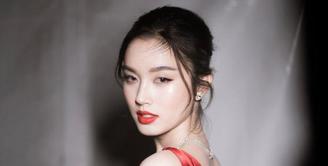 Nong Poy pancarkan aura elegan dengan makeup flawless yang memiliki fokus utama pada bibir bold. [IG: @poydtreechada}.