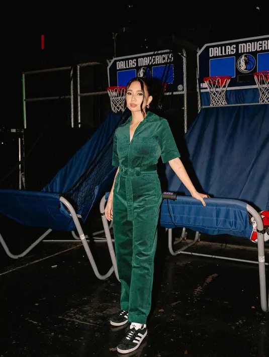 <p>Bila menyukai style boyish, corduroy jumpsuit seperti Niki Zefanya bisa kamu tiru. Lengkapi dengan sneakers maka gayamu semakin keren. [Instagram/nikizefanya]</p>