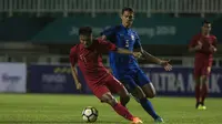 Gelandang Timnas Indonesia, Saddil Ramdani, berusaha melewati bek Thailand, Anuson Jaiphet, pada laga PSSI 88th U-19 di Stadion Pakansari, Jawa Barat, Minggu (23/9/2018). Kedua negara bermain imbang 2-2. (Bola.com/Vitalis Yogi Trisna)