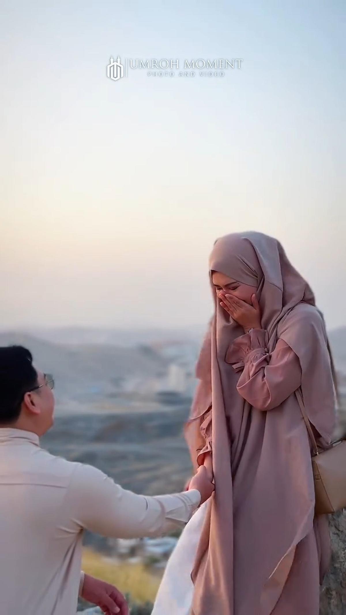 Wedding Anniversary ke-7, Tommy Kurniawan Romantis Ajak Istri ke Tanah Suci