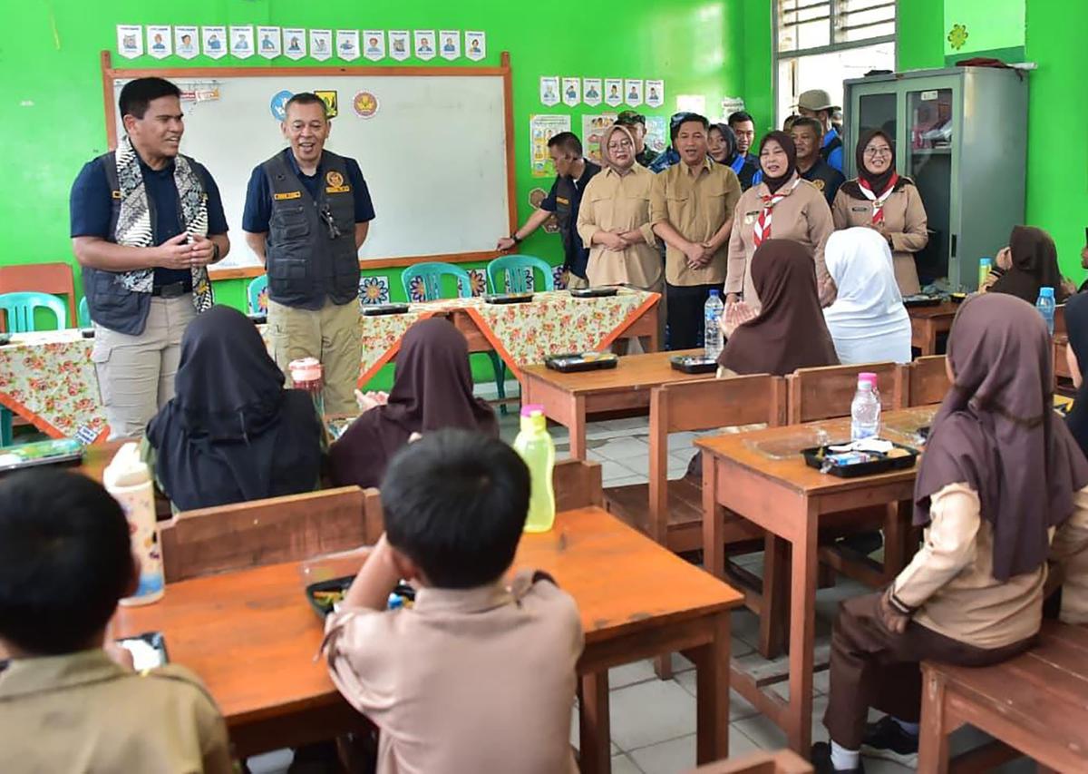 FOTO: Kasal dan Alumni AAL &rsquo;93 Gelar Bakti Sosial di Sukabumi