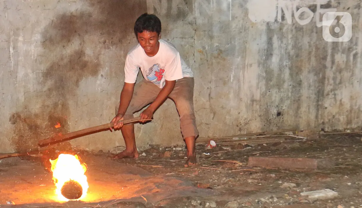 Warga saat bermain bola api di Kawasan Rempoa, Tangerang Selatan, Rabu (19/08/2020). Bermain Bola api tersebut dilakukan dalam rangka menyambut peringatan tahun baru Islam 1 Muharram 1442 H. (Liputan6.com/Herman Zakharia)