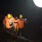 Proses evakuasi lima orang warga yang terjebak longsor di Nagari Kajai, Kecamatan Talamau Kabupaten Pasaman Barat, Sumatera Barat, Selasa (1/3/2022). (Liputan6.com/ Novia Harlina)