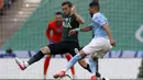 Gelandang Manchester City, Riyad Mahrez berusaha melewati gelandang Tottenham Hotspur, Harry Winks pada pertandingan final Piala Liga Inggris di stadion Wembley di London, Senin (26/4/2021). The Citizens selalu menjadi juara sejak musim 2017/2018. (AP Photo/Alastair Grant)