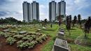 Suasana tempat pemakaman umum (TPU) Menteng Pulo, Jakarta, (15/3/2015). Rencananya, tahun ini ribuan makam di Jakarta akan ditata dengan cara plakatisasi guna penambahan ruang terbuka hijau (RTH) sebagai daerah resapan air. (Liputan6.com/Faizal Fanani)