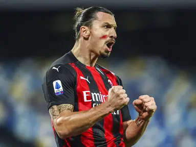 Pemain AC Milan Zlatan Ibrahimovic melakukan selebrasi usai mencetak gol ke gawang Napoli pada pertandingan Serie A di Stadion San Paolo, Naples, Italia, Minggu (22/11/2020). Dua gol Ibrahimovic membawa AC Milan menaklukkan Napoli dengan skor 3-1. (Alessandro Garofalo/LaPresse via AP)