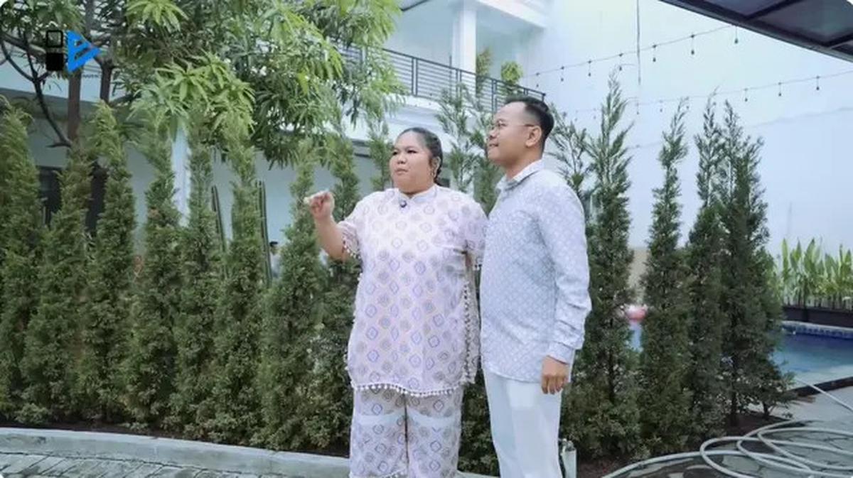 6 Potret Halaman Rumah Irish Bella, Kolam Renang Jadi Spot Favorit Anak-anak